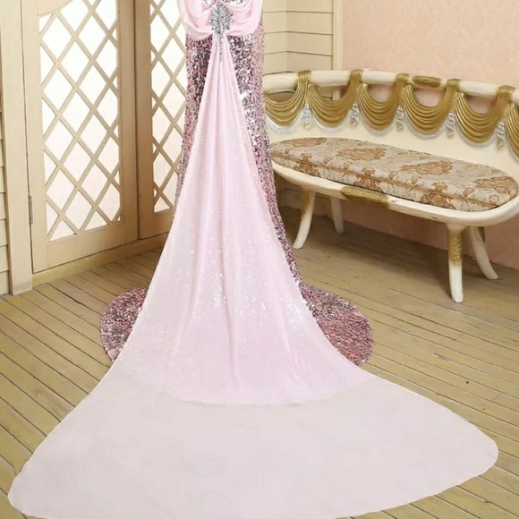 LONG GORGEOUS SEQUINED EVENING GOWN - Picture 3 of 6